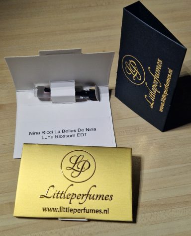 Verpakkingen kleine parfumflesjes Dit zijn enkele verpakkingen van onze kleine parfumflesjes.