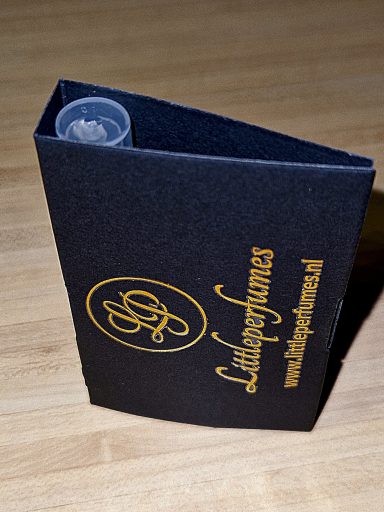 Parfumflesje in luxe zwart karton